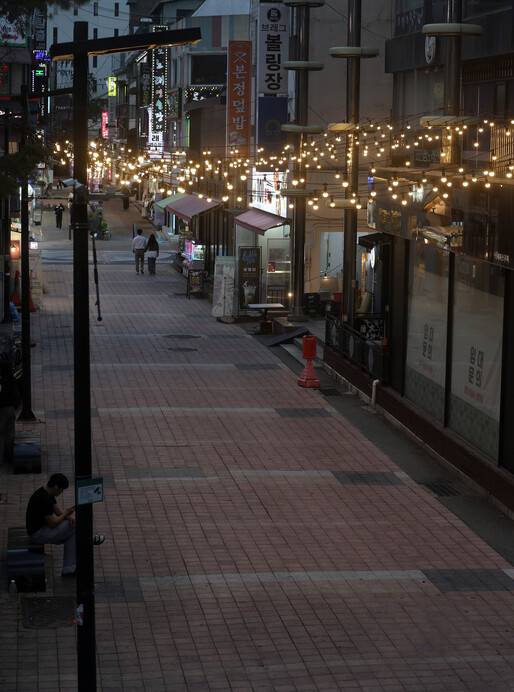 한때 충청도에서 가장 번화한 곳으로 불리던 청주 성안길의 2025년 5월19일 저녁 풍경. 이 지역 공실률은 31.1%에 달한다. 청주=이종근 선임기자 root2@hani.co.kr
