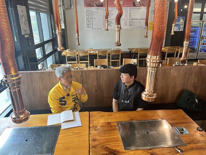 2025년 5월13일 권영국 민주노동당 대선 후보가 경기도 김포 한강신도시에서 폐업 위기에 놓인 자영업자와 이야기를 나누고 있다. 임지선 기자