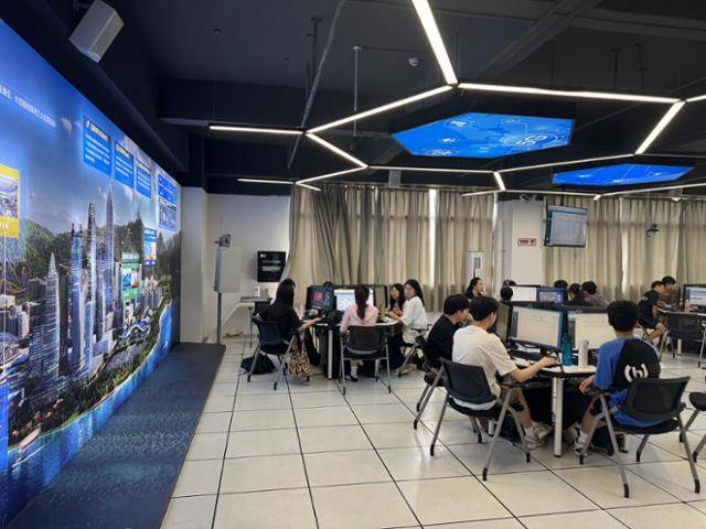 화웨이의 통신 엔지니어가 되기 위한 '화웨이 과학기술·정보통신(ICT) 아카데미'에 소속된 학생들이 23일 중국 광둥성 선전시 선전폴리텍대학에서 수업을 듣고 있다. 선전=이혜미 특파원