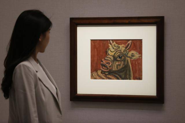 경기 국립현대미술관 과천에서 열린 MMCA 과천 상설전 '한국근현대미술'에서 관람객이 이중섭의 '황소'를 살펴보고 있다. 과천=연합뉴스