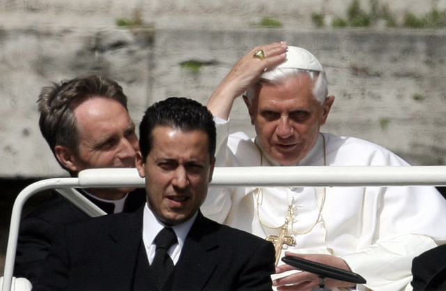 2006년 교황 베네딕토 16세를 수행하는 집사 파올로 가브리엘레(앞줄). 교황 왼쪽에 앉은 이는 개인 비서인 사제 게오르그 겐스바인이다. AP 연합뉴스
