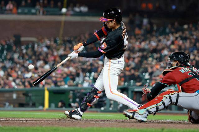 샌프란시스코 이정후가 13일 미국 캘리포니아주 샌프란시스코 오라클 파크에서 열린 2025 미국 메이저리그(MLB) 애리조나전에서 8회 말 3점 홈런을 치고 있다. 샌프란시스코=AP 연합뉴스