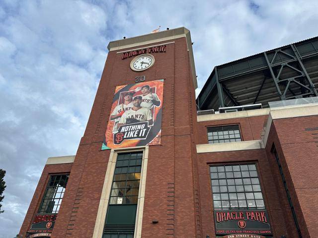 미국 캘리포니아주 소마 지역에 위치한 샌프란시스코의 홈구장 오라클 파크 입구. 전면에 이정후를 비롯한 샌프란시스코 대표 선수들의 사진이 붙어 있다. 샌프란시스코=이서희 특파원