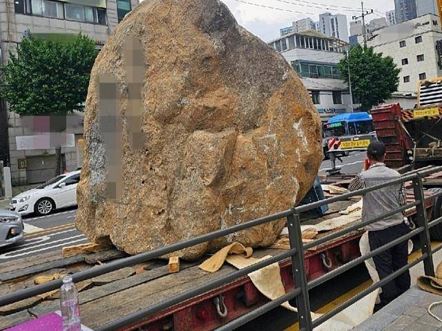 서울 동대문구 이문동 신축 아파트 단지에 설치되는 조경석. 네이버 카페 '부동산 스터디' 캡처
