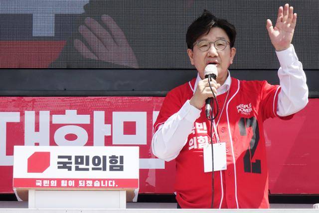 권성동 국민의힘 공동선거대책위원장이 17일 제주시 도두일동 제주오일시장에서 김문수 후보 지지를 호소하고 있다. 지주=뉴시스