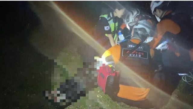 태안해경과 충남소방본부 소속 구조대원이 25일 오후 9시33분쯤 태안군 당암포 해변에서 해루질 중 바다에 빠진 부부를 구조하고 있다. 태안해경 제공