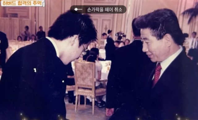 이준석(왼쪽) 개혁신당 대선 후보가 20대 후반 시절이었던 2003년, 노무현(오른쪽) 당시 대통령으로부터 과학기술부 주관 국비장학생인 '대통령 과학 장학생'의 장학증서를 받고 있다. 개혁신당 제공