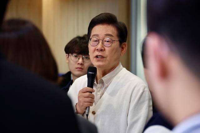 이재명 더불어민주당 대통령 후보가 26일 경기 수원시 아주대학교를 찾아 아주대와 함께하는 아주 특별한 대학생 간담회를 하고 있다. 사진공동취재단