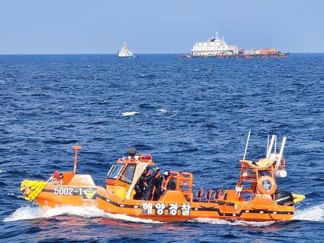 지난해 11월 135금성호가 침몰한 제주시 비양도 북서쪽 22㎞ 해역에서 해경 함정들이 실종자를 수색하고 있다. 제주=김영헌 기자