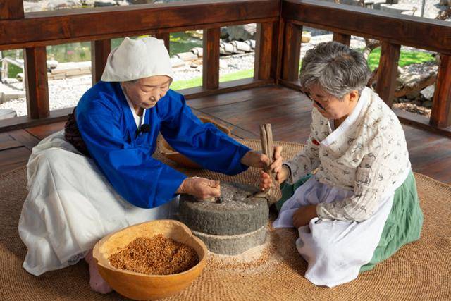 충남도가 무형문화유산을 영상과 책으로 남기는 기록화 사업 추진 대상인 청양 구기자주 제조 모습. 충남도 제공