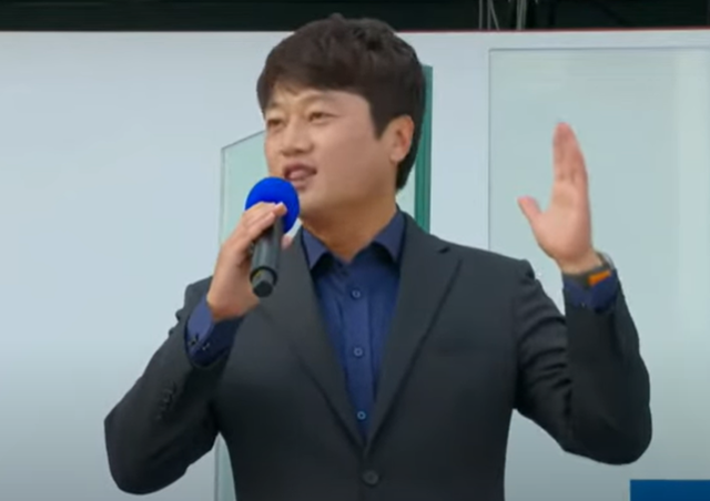 박문성 축구 해설위원이 25일 충남 아산시에서 열린 이재명 더불어민주당 대선 후보의 집중유세 현장에 등장해 이 후보 지지 선언을 하고 있다. 유튜브 '오마이TV' 채널 영상 캡처