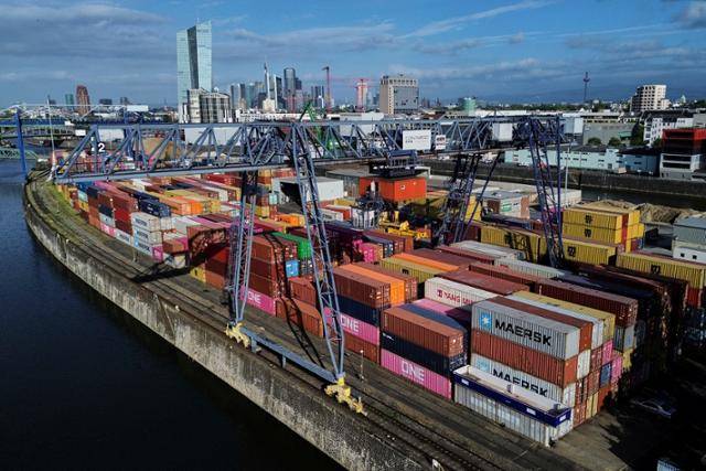 22일 독일 프랑크푸르트 항구에 컨테이너가 쌓여 있다. 프랑크푸르트=AP 연합뉴스