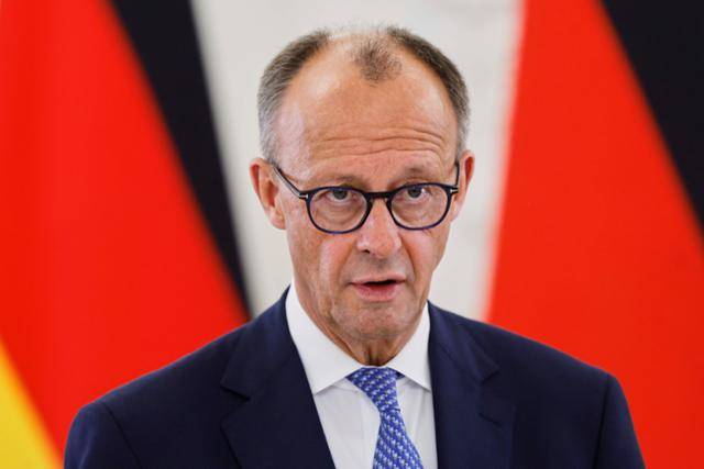 프리드리히 메르츠 독일 총리가 22일 리투아니아 빌뉴스 대통령궁에서 기타나스 나우세다 리투아니아 대통령과 회담한 뒤 기자회견을 하고 있다. 빌뉴스=AP 연합뉴스