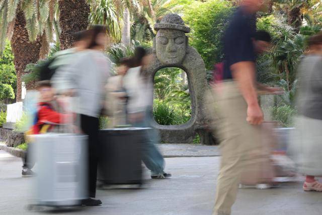 징검다리 연휴를 하루 앞둔 지난달 30일 제주공항이 밀려드는 관광객들로 붐비고 있다. 제주=연합뉴스