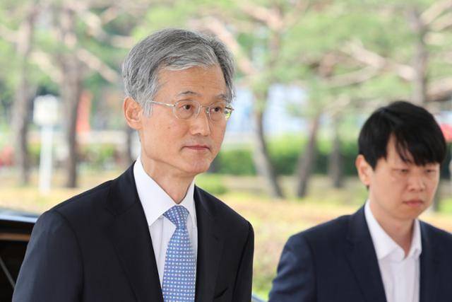 조희대(왼쪽) 대법원장이 26일 서울 서초구 대법원으로 출근하고 있다. 뉴스1