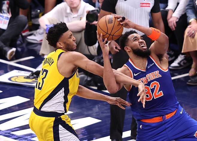 <yonhap photo-4025=""> New York Knicks Karl-Anthony Towns (32) is fouled by Indiana Pacers Tony Bradley (13) during the fourth quarter of the Eastern Conference Finals game 3 in Indianapolis, Indiana Sunday May 25, 2025. The Knicks defeated the Pacers 106-100. Photo by Aaron Josefczyk/UPI/2025-05-26 12:00:01/ <저작권자 ⓒ 1980-2025 ㈜연합뉴스. 무단 전재 재배포 금지, AI 학습 및 활용 금지></yonhap>