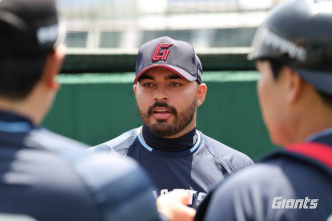 유연한 투구폼으로 155.1㎞/h 싱커 구사...감보아, 제2의 좌승사자 노린다 [IS 피플]