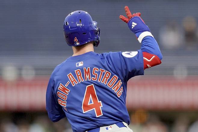 <yonhap photo-3338=""> Chicago Cubs' Pete Crow-Armstrong rounds the bases after hitting a two-run home run during the fifth inning of a baseball game against the Pittsburgh Pirates, Tuesday, April 29, 2025, in Pittsburgh. (AP Photo/Matt Freed)/2025-04-30 09:34:07/ <저작권자 ⓒ 1980-2025 ㈜연합뉴스. 무단 전재 재배포 금지, AI 학습 및 활용 금지></yonhap>