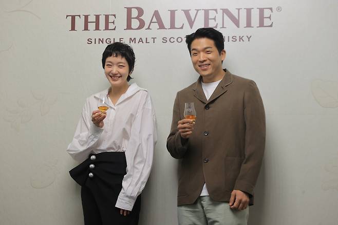 <yonhap photo-3603="">배우 김고은과 안성재 셰프가 26일 서울 성동구 성수동 피치스 도원에서 열린 발베니 메이커스 테이블 프리오픈 행사에서 포즈를 취하고 있다. 연합뉴스</yonhap>