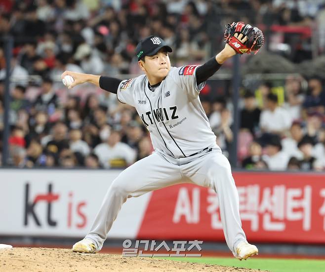 20일 오후 수원 KT위즈파크에서 열린 2025 프로야구 KIA와 KT 경기. KT 투수 손동현이 8회 등판 역투하고있다. 수원=정시종 기자 capa@edaily.co.kr /2025.05.20.