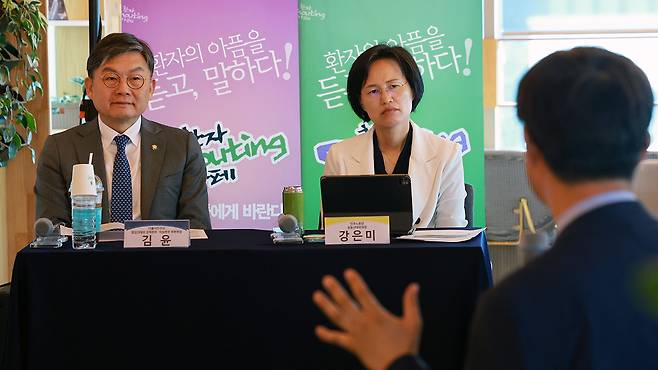 응급의료 정책 관련 환자단체연합회장 발언 듣는 김윤-강은미