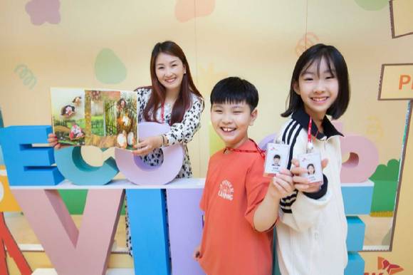SK케미칼 구성원 가족이 명예 사원증과 봉사활동에 참여해 제작한 팝업북을 들고 기념 촬영하고 있다. [사진=SK케미칼]