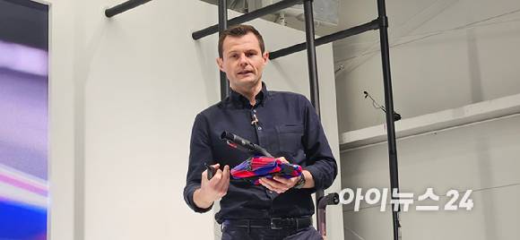 톰 무디 다이슨 홈 카테고리 총괄이 26일 서울 성동구 무신사 스퀘어 성수4에서 열린 신기술 공개 행사에서 원뿔형 브러쉬 '플러피콘 헤드'를 소개하고 있다. [사진=박지은 기자]