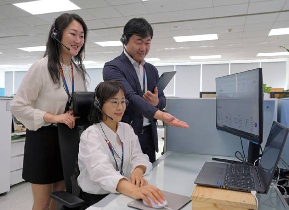 삼성전자서비스 상담사가 고객 상담을 진행하는 모습 [사진=삼성전자서비스]