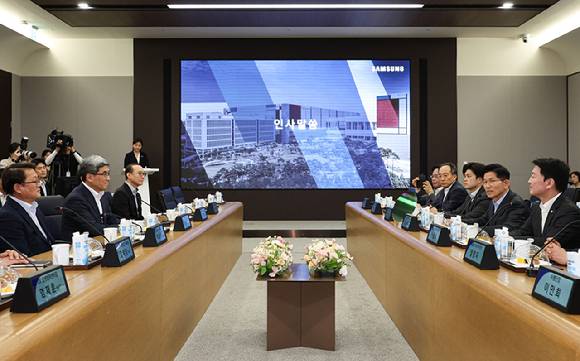 국민의힘 김문수 대선 후보가 26일 경기 평택시 삼성전자 평택캠퍼스를 방문해 간담회를 갖고 인사말을 하고 있다.  [사진=연합뉴스]