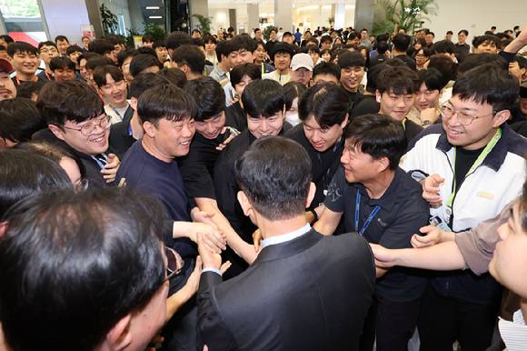 김문수 국민의힘 대선 후보가 26일 경기 평택 삼성전자 평택캠퍼스에서 열린 간담회에 앞서 직원들과 인사하고 있다. [사진=연합뉴스]