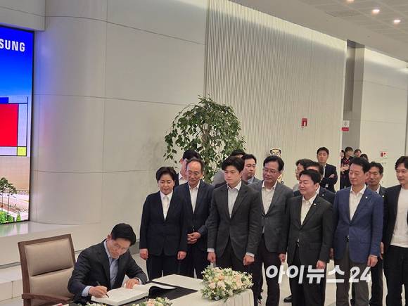 김문수 국민의힘 대선 후보가 26일 오후 경기 평택 삼성전자 평택캠퍼스에서 열린 삼성전자와의 간담회에서 '삼성 반도체 초일류 초격차'라는 글과 함께 방명록에 서명하고 있다. [사진=유범열 기자]