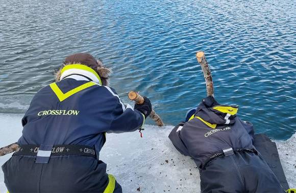 스웨덴 키루나 지역의 야생 투어 가이드 미카엘 크레쿨라가 물에 빠진 갤럭시 폰을 건져올리고 있다. [사진=삼성전자]