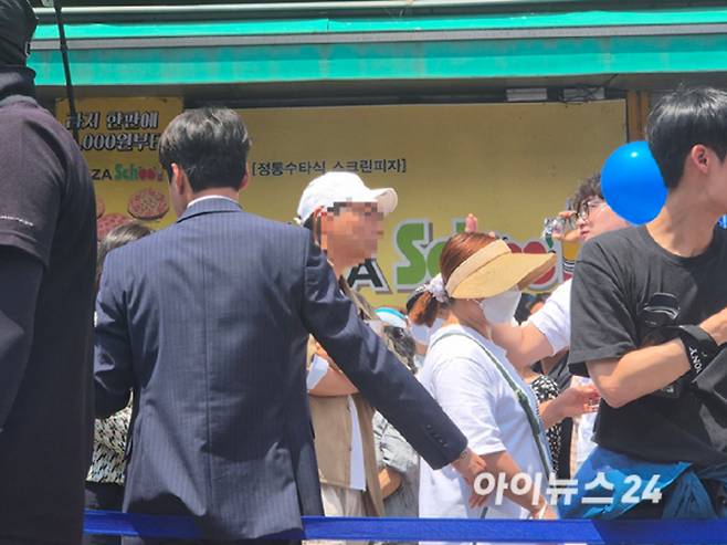 이재명 더불어민주당 대선 후보가 26일 경기 수원시 영동시장 입구 앞에서 유세를 진행하고 있다. 시민들은 좁은 통로에 불편을 호소하자, 이 후보는 "앞으로 좀 넓은 곳으로 잡으라"고 지적했다. [사진=김주훈 기자]