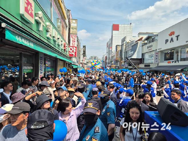 이재명 더불어민주당 대선 후보가 26일 경기 수원시 영동시장 입구 앞에서 유세를 진행하자, 시민들이 몰려 들었다. [사진=김주훈 기자]