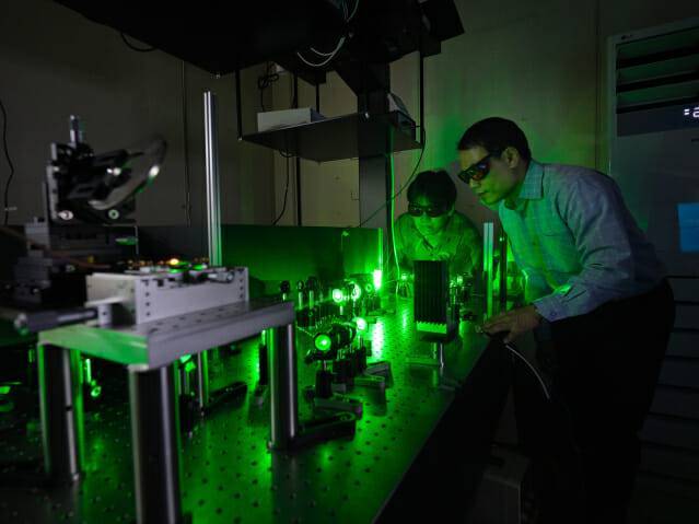 연구원들이 다이아몬드 양자센서를 실험하고 있다 / 출처=표준과학연구원