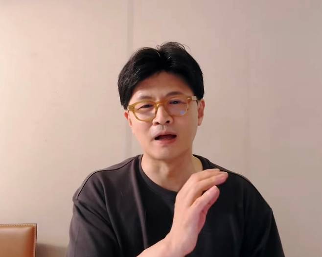 한동훈 전 국민의힘 대표가 25일 밤 유튜브 라이브방송을 진행하고 있다. (유튜브 캡처)