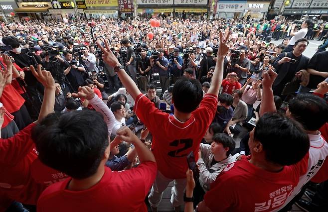 유세 현장에서 두 손을 들어보이고 있는 한동훈 전 대표. (SNS 캡처)