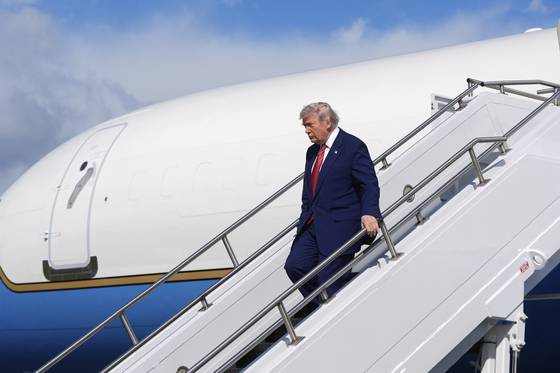 지난 23일 트럼프 미국 대통령이 전용기인 '에어포스원'에서 내리고 있다. [AP=연합뉴스]