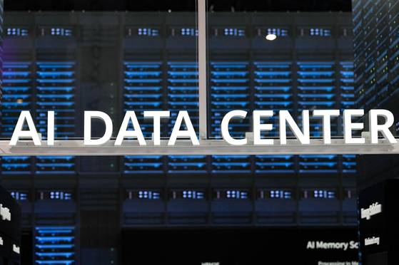 스페인 바르셀로나에서 열린 모바일 전시회에 AI 데이터 센터 사인이 걸려 있다. AFP=연합뉴스