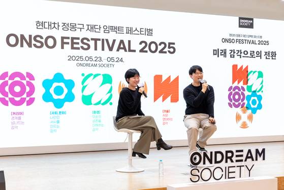 지난 23일 현대차정몽구재단이 서울 중구 복합문화공간 온드림 소사이어티에서 진행한 '2025 온소 페스티벌'에서 남형도 머니투데이 기자(오른쪽)와 최혜진 작가가 대담을 진행하는 모습. 사진 현대차정몽구재단