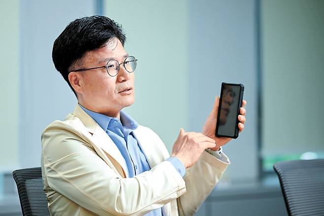 팔에 붙이면 앱으로 실시간 혈당 수치를 안내하는 연속혈당측정기(오른쪽 사진). 김재현 교수는 연속혈당측정기의 급여 적용 범위가 확대돼야 한다고 강조한다. 김동하 객원기자