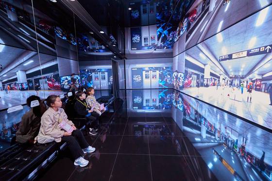 넷마블의 대표 지식재산권(IP)인 '나 혼자만 레벨업: 어라이즈'의 주인공 성진우가 설명하는 게임 역사에 대해 듣는 소중 학생기자단.