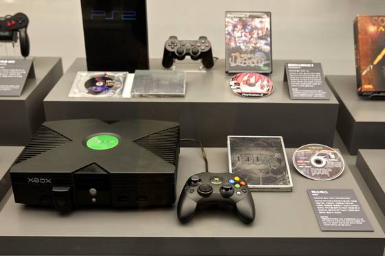 전 세계 가정용 콘솔 게임기 시장에서 치열한 경쟁을 벌인 마이크로소프트의 '엑스박스'(앞줄 왼쪽)와 소니의 플레이스테이션2(PS 2).