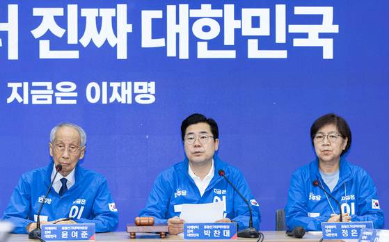 박찬대 더불어민주당 상임 총괄선대위원장이 26일 오전 서울 여의도 더불어민주당사에서 열린 중앙선거대책위원회의에서 발언을 하고 있다. 뉴스1