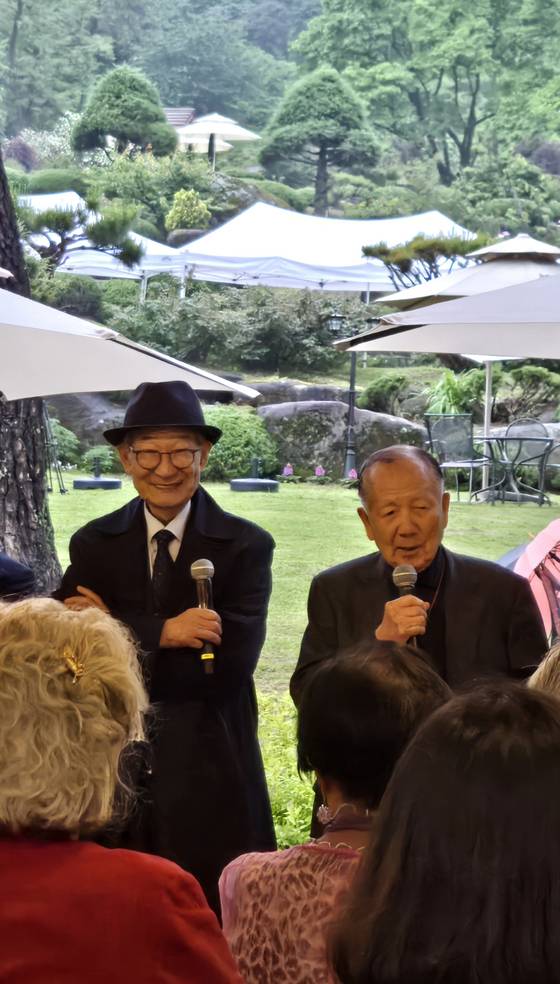 24일 열린 배우 박정자의 '사전장례식 전야제'에서 김동호(오른쪽) 전 부산국제영화제 집행위원장과 김종규 전 문화유산국민신탁 이사장이 박정자와의 추억을 이야기하고 있다. 이지영 기자