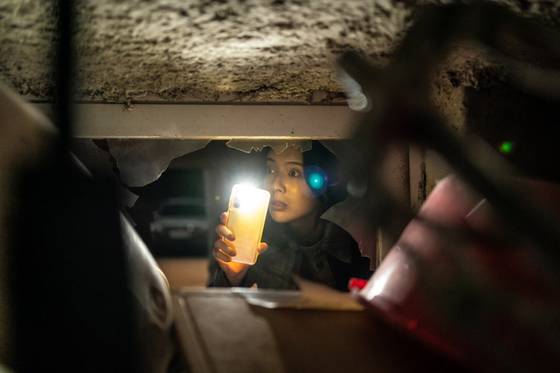 영화 '노이즈'의 주인공 주영(이선빈)은 층간 소음으로 고통받던 중 갑자기 사라진 동생 주희(한수아)를 찾아 나선다. 사진 바이포엠스튜디오