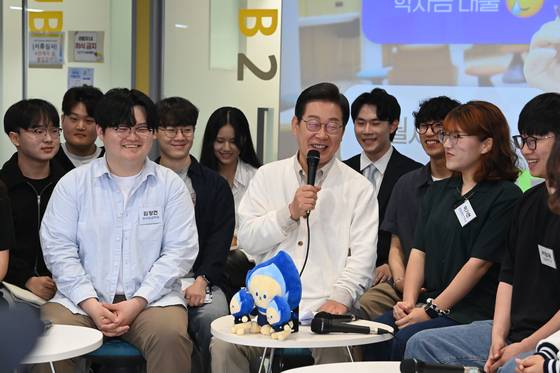 이재명(가운데) 더불어민주당 대선후보가 26일 오전 경기 수원시 영통구 월드컵로 아주대학교에서 열린 ‘아주대와 함께하는 대학생 간담회’에서 발언하고 있다. 김성룡 기자