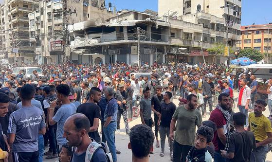 25일(현지시간) 구호품을 받기 위해 모여든 가자지구 주민들. 로이터=연합뉴스