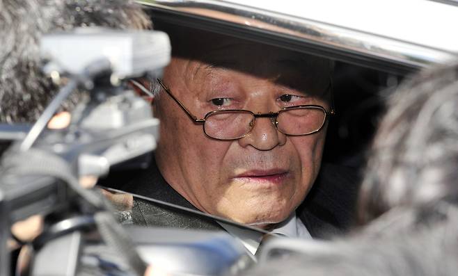 지난 2014년 4월 4일 일당 5억원의 ‘황제노역’으로 논란이 된 허재호 전 대주그룹 회장이 광주지검 앞에서 대국민 사과문을 발표한 후 대주 관련피해자들이 허 회장의 차를 막아서자 창문을 열고 입장을 밝히고 있다. 뉴스1