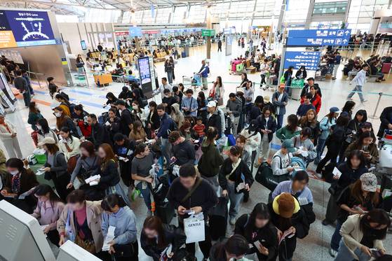 지난 6일 인천국제공항 1터미널 출발층이 승객들로 붐비고 있다. 뉴시스